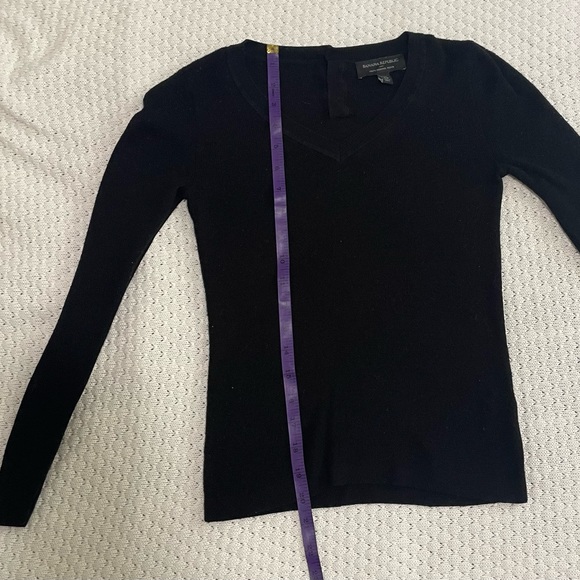 Banana Republic long sleeve v-neck black sweater - Picture 8 of 10